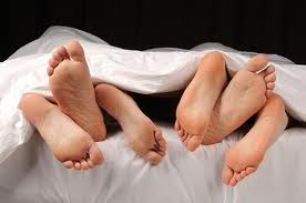 Threesome feet in bed