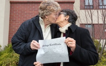 Grethe Cammermeyer kisses Diane Divelbess