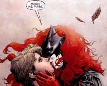 Batwoman kissing her girlfriend