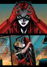 Batwoman 23, kiss